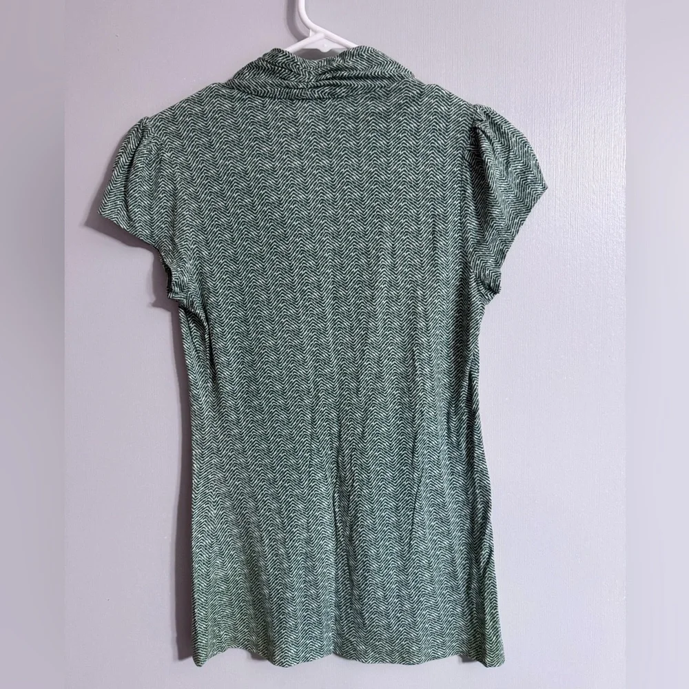 5/$32 Banana Republic Green Chevron Blouse Size Small